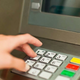 Najdena pozabljena gotovina na bančnem avtomatu v naselju Dobrovo