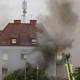 Foto: Ogenj zajel večstanovanjsko hišo, 10-letnik v paniki skočil z drugega nadstropja