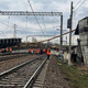 Foto: V zrušenju nadvoza čez železniško progo umrla ženska, še pet poškodovanih