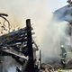 Foto: Požar v Pongracu grozil stanovanjski hiši, v intervenciji poškodovan gasilec