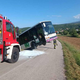 Video in foto: Šolski avtobus najprej zagorel, nakar je zapeljal s ceste