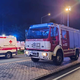 Grozljivka v Avstriji: S polno hitrostjo v krožišče, iz vozila vrglo pet potnikov, štirje so umrli