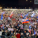 Foto: Na Slovaškem na obletnico umora Jana Kuciaka na ulicah znova na tisoče protestnikov