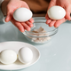 Odličen trik za lupljenje kuhanih jajc