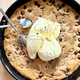 Skillet cookie: viralni piškot iz ponve, pripravljen v manj kot pol ure