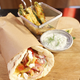 Tako pripravite sočen piščančji gyros s hrustljavim bučkinim pomfrijem