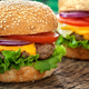 Domači burger lahko hitro pokvarite: teh 6 napak dela skoraj vsak