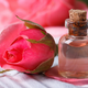 10 koristi rožne vode za vašo kožo, lase in duha