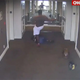 Nadzorni videoposnetek hotela pokazal slavnega rapperja, kako brutalno pretepa svoje dekle
