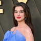 Anne Hathaway očarala v svetlo modri obleki Dior
