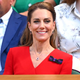 Princesa Kate je ob vrnitvi na Wimbledon zasijala v rdeči obleki Roland Mouret