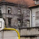 Slovenski zapori pokajo po šivih, v ljubljanskem zaporu na Povšetovi kar 123% zasedenost, ministrica Švarc Pipan pa počasi, po turistično pregleduje ponudbe za nove zaporske projekte