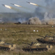 Ruske vojaške sile vse bolj pritiskajo na ukrajinske obrambne položaje v Donbasu