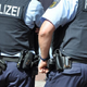 Moški v berlinski šoli zabodel dve deklici, stari sedem in osem let, ena se bori za življenje