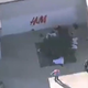Moški v strelskem pohodu v nakupovalnem središču v Teksasu ubil osem ljudi