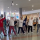 Gimnazijci II. gimnazije v Mariboru na legendarno pesem Footloose povsem zakurili šolsko halo