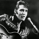 Zgodilo se je pred 70 leti (22. februar 1956): Elvis prvič na lestvicah z “Heartbreak Hotel”, nato sledi nacionalna in globalna Elvismanija