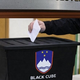 (Dušan Keber in Darko Nikolovski v ustavni akciji) Na ustavno sodišče dve pritožbi zaradi domnevne kršitve pravice do svobodnih in demokratičnih volitev zaradi angažmaja akterjev iz izraelske Black Cube