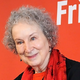 Kanadska pisateljica Margaret Atwood praznuje 80 let