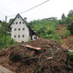 Zaradi plazu v Idriji evakuirali iz dveh hiš, zasuto Unescovo rudarsko hišo čistijo, ceste pogojno prevozne