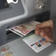 Na bankomatu v Desklah našla pozabljeni denar