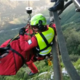 Jadralni padalec po trku v kabel huje poškodovan