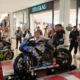 Akrobatska vožnja z motorjem med gnečo nakupovalnih vozičkov