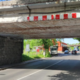 Tovornjak se je zagozdil pod železniški nadvoz