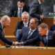 Vlada potrjena, rane ostajajo globoke
