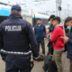 Pakistanca migrante zvabila v past, jih pretepla in jih oropala