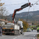 DVIGALO JE POZABIL POSPRAVITI, ODPELJATI PA NE: Voznik tovornjaka pri Pivki zakuhal nenavaden incident