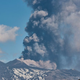ETNA ZNOVA BRUHA: Nad Sicilijo štirikilometrski oblak, za letalstvo rdeče opozorilo
