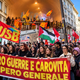 VAL PROTESTOV ZAJEL ITALIJO, TUDI TRST: Na ulicah več deset tisoč ljudi, nezadovoljstvo z vlado Melonijeve narašča