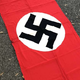 Narobe svet: v Nemčiji zaradi dvignjene desnice v pripor, v Sloveniji pa nacistična zastava le prekršek