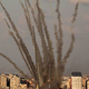 Število žrtev v Izraelu in Gazi narašča, številni ubiti v kibucu na jugu Izraela