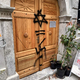 Antisemitizem: svastika na vratih Judovskega kulturnega centra v Ljubljani
