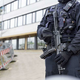 Najstniški islamisti v Nemčiji z molotovkami in noži nad kristjane in policijo