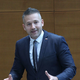 Reberšek prodaja meglo: kot s. p. tolkel izgubo, zaposleni pa na minimalcu