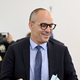 Tudi Janša požrl besedo: kandidat zdravstvenih baronov bo minister