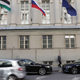 Na pročelje vladne palače sodita le dve zastavi – slovenska in evropska!