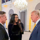 Prisiljen smeh, ko je Golob Trumpu povedal šalo o Melanii