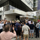 Poglejte, kako Dončićevi navijači oblegajo hotel Intercontinental (FOTO)