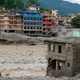 V Nepalu uničene ceste in mostovi otežujejo reševanje