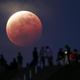 Redka škrlatna super luna očarala opazovalce po vsem svetu