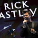 Rick Astley na krilih šale dosega milijardo ogledov na Youtubu