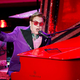 Elton John si je med poletnim oddihom poškodoval kolk