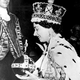 Kraljica Elizabeta II.: Umirjena avtoriteta sedi na prestolu že sedem turbulentnih desetletij