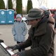 Pianist ob ukrajinsko-poljski meji begunce tolaži z igranjem skladbe Imagine