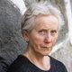 Nagrada Astrid Lindgren v roke Eve Lindström, ki ilustrira z globoko resnostjo in divjim humorjem