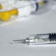 NIJZ ob tednu cepljenja: Koristi cepiv pretehtajo nad stranskimi učinki